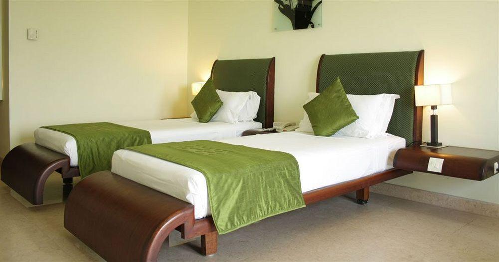 Hotel Atithi Pondicherry Esterno foto